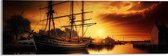 Acrylglas - Zonnestralen van Zonsondergang op Zeilschip op het Water - 60x20 cm Foto op Acrylglas (Met Ophangsysteem)