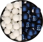 Mini kerstballen - 48x st - donkerblauw en satijn wit - 2,5 cm - glas - kerstversiering