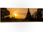 PVC Schuimplaat- Zonnestralen over Tempels aan het Water in Thailand - 120x40 cm Foto op PVC Schuimplaat