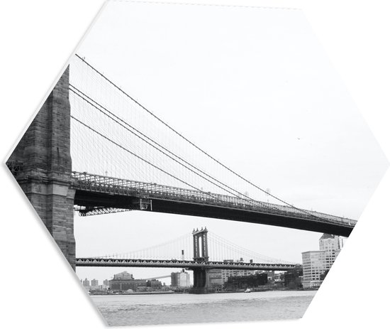 PVC Schuimplaat Hexagon - Grote Brug over het Water (Zwart-wit) - 60x52.2 cm Foto op Hexagon (Met Ophangsysteem)