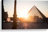 Canvas - Zonnestralen over het Plein van het Louvre in Parijs - 60x40 cm Foto op Canvas Schilderij (Wanddecoratie op Canvas)