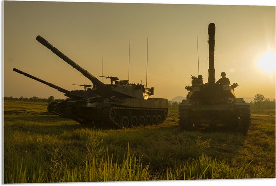 Acrylglas - Soldaten in Tanks op Vlakte bij de Zonsondergang - 90x60 cm Foto op Acrylglas (Met Ophangsysteem)