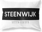 Tuinkussen STEENWIJK - OVERIJSSEL met coördinaten - Buitenkussen - Bootkussen - Weerbestendig - Jouw Plaats - Studio216 - Modern - Zwart-Wit - 50x30cm