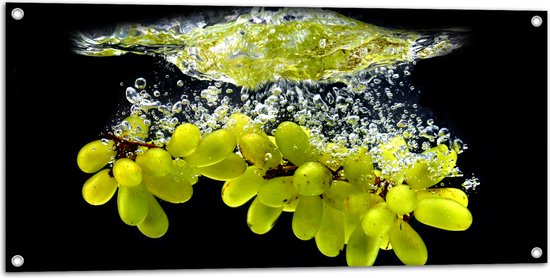 Tuinposter – Tros Druiven Landend in het Water tegen Zwarte Achtergrond - 100x50 cm Foto op Tuinposter (wanddecoratie voor buiten en binnen)