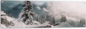 Tuinposter – Sneeuw - Boom - Hout - Bankje - Huizen - Bergen - Wolken - 120x40 cm Foto op Tuinposter (wanddecoratie voor buiten en binnen)