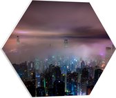 PVC Schuimplaat Hexagon - Stad - Gebouwen - Mist - Kleuren - Lichten - 50x43.5 cm Foto op Hexagon (Met Ophangsysteem)