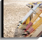 Canvas - Surfborden bij Tentje op het Strand - 40x40 cm Foto op Canvas Schilderij (Wanddecoratie op Canvas)