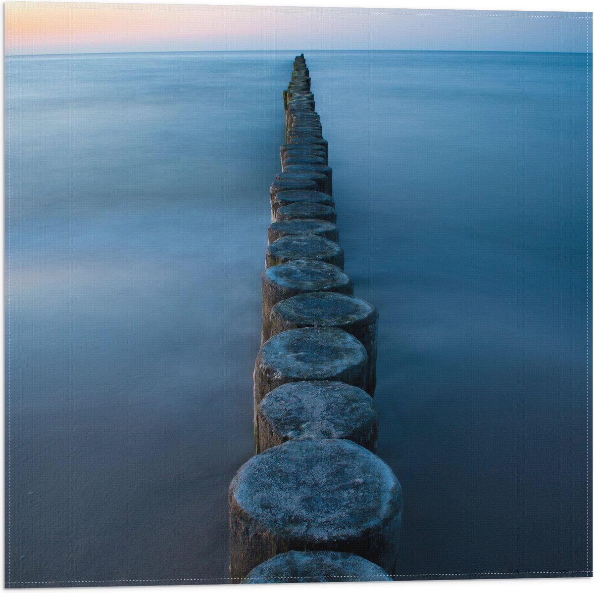 Vlag - Strand - Zand - Zee - Palen - Hout - 50x50 cm Foto op Polyester Vlag
