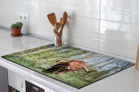 KitchenYeah® Inductie beschermer 78x52 cm - Schotse Hooglander - Bos - Schotse Koe - Kookplaataccessoires - Afdekplaat voor kookplaat - Inductiebeschermer - Inductiemat - Inductieplaat mat