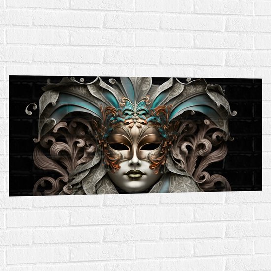 Muursticker - Wit Venetiaanse carnavals Masker met Blauwe en Gouden Details tegen Zwarte Achtergrond - 100x50 cm Foto op Muursticker