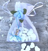 10 Organza zakjes wit met blauw bloemetje, gelukspoppetje en 20 hartvormige mini pepermuntjes - bedankje - geboorte - babyshower