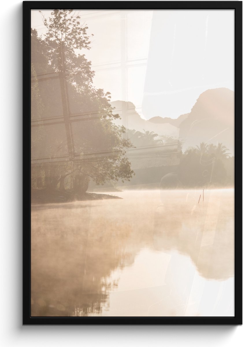 FrameYourWall Poster in lijst - Fotolijst 60x90 cm - Posters - Landschap - Bos - Water - Mist - Beige - Posterlijst zwart - Wanddecoratie badkamer - Muurdecoratie WC - Decoratieve accessoires - Toilet muur decoratie Beige - Landschap