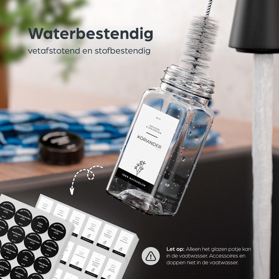 Glazen kruidenpotje Koriander wordt gereinigd onder de kraan. Waterdicht en vetbestendig. Met label en bamboe deksel.
