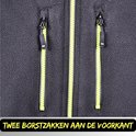 Sluiting van een zwarte werktrui met twee neongele borstzakken. Tekst: 'TWEE BORSTZAKKEN AAN DE VOORKANT'
