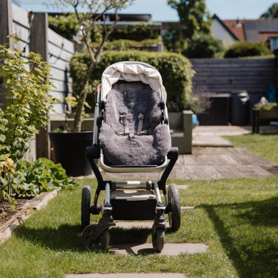 WOOOL Schapenvacht 2-in-1 Kinderwagen Buggy - SNUGGY (Grijs) - Inleg & Opleg - 100% Echte Schapenvacht - Kort Geschoren Wol - Veilig, ECO & Duurzaam van WOOOL — afbeelding 4