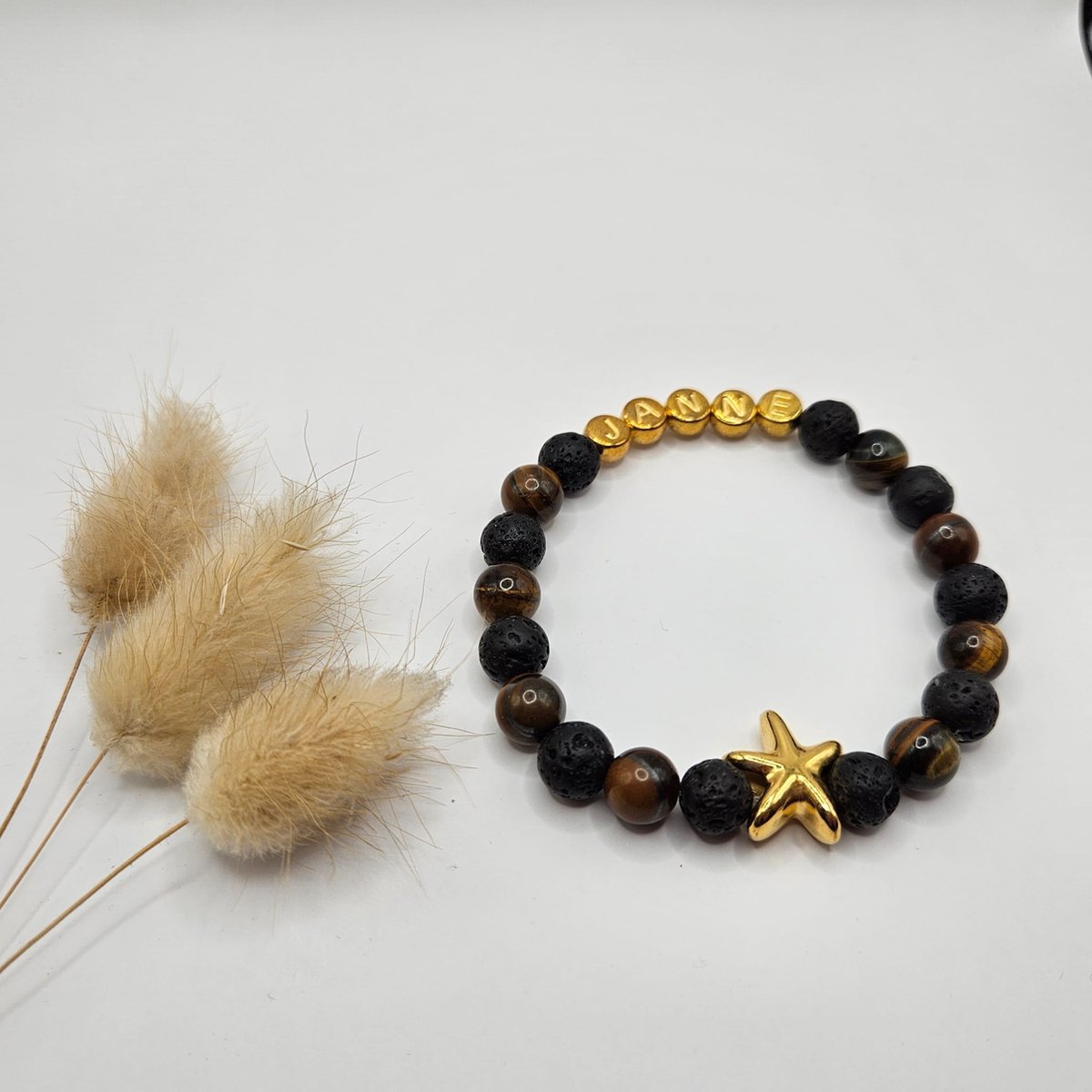 Katdootje - Gepersonaliseerde armband - Goudkleurig - Natuursteen zwart en bruin - Kies je eigen naam - Elastisch - Op maat gemaakt - een armband