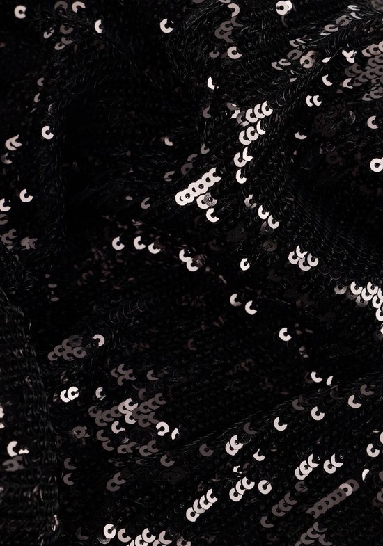 Detail van zwarte stof met zwarte en zilverkleurige pailletten.