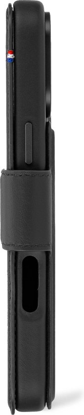 Zijkant van de zwarte lederen iPhone-hoes met magnetische sluiting, kaarthouders en een Franse vlag-detail.