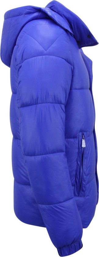 Zijaanzicht van een blauwe pufferjas met capuchon en ritssluiting.