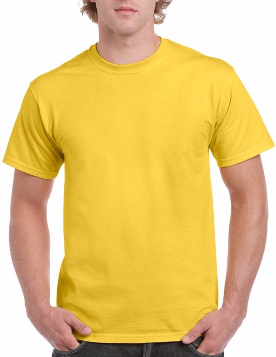 Un homme portant un t-shirt jaune à manches courtes et un jean.