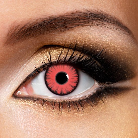 Close-up van een oog met rode kleurlens. Lens heeft zwarte pupillen, rode en witte ringen.