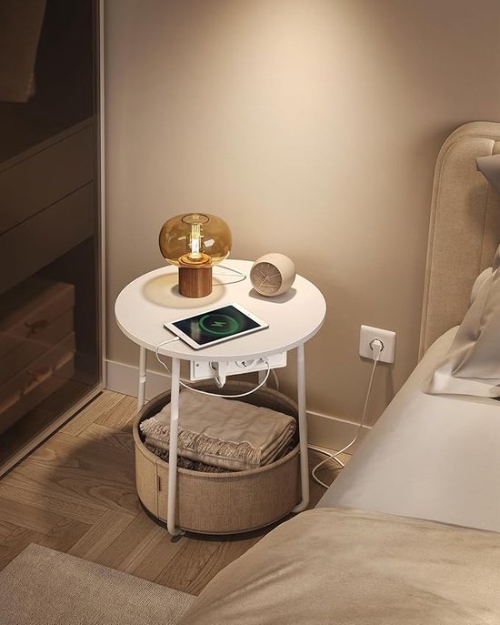 VASAGLE Ronde bijzettafel met laadstation, kleine tafel met stopcontact, USB-poorten, stoffen mand, woonkamer/slaapkamer, modern nachtkastje, bosgroen/crèmewit LET228C05