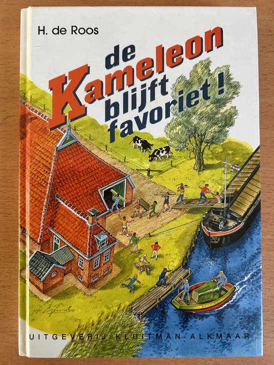 Boekcover van 'De Kameleon blijft favoriet!' door H. de Roos. Afbeelding van een boerderij, kanaal, schepen en spelende kinderen.