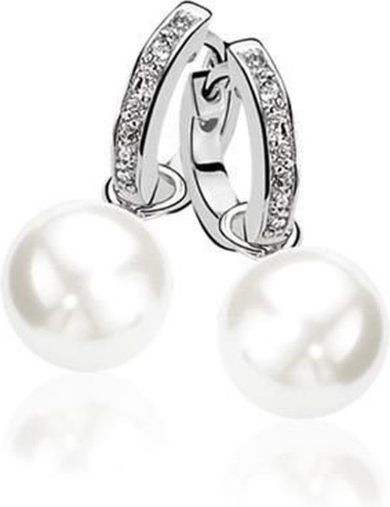Zilveren oorringen bezet met witte zirconia en een hangende parel.
