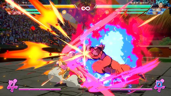 Goku in Super Saiyan Blue vecht tegen Frieza met gouden energieaanvallen. Rode en blauwe explosies.