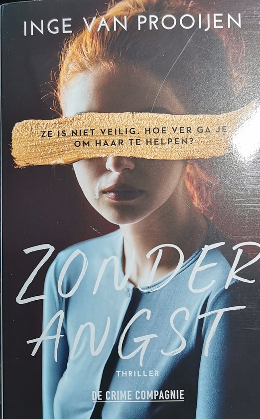 Couverture de livre 'Zonder Angst' avec une femme à l'or sur les yeux. Texte 'Elle n'est pas en sécurité. Jusqu'où irez-vous pour l'aider?'.