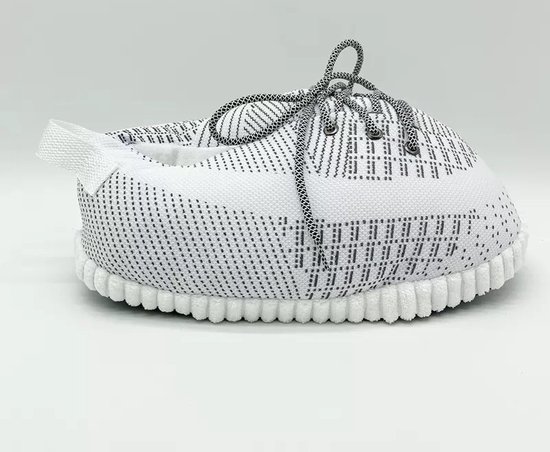 Witte sneaker slof met grijs gebreid patroon, veters en witte zool.