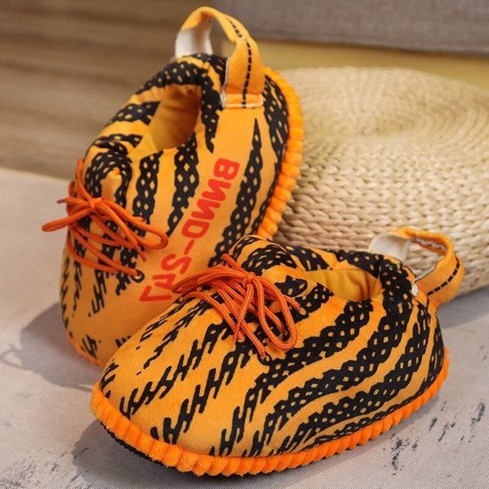 Chaussons orange à rayures de tigre noires et lacets orange. 'WVspecials' en lettres rouges sur le côté.
