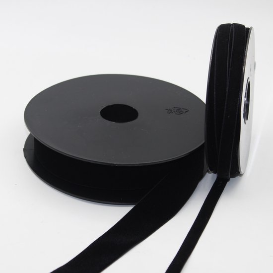 Ruban de velours noir sur une bobine noire, avec l'extrémité du ruban étendue.
