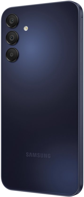 Achterkant van een donkerblauwe Samsung Galaxy A15 5G smartphone met drie camera's.