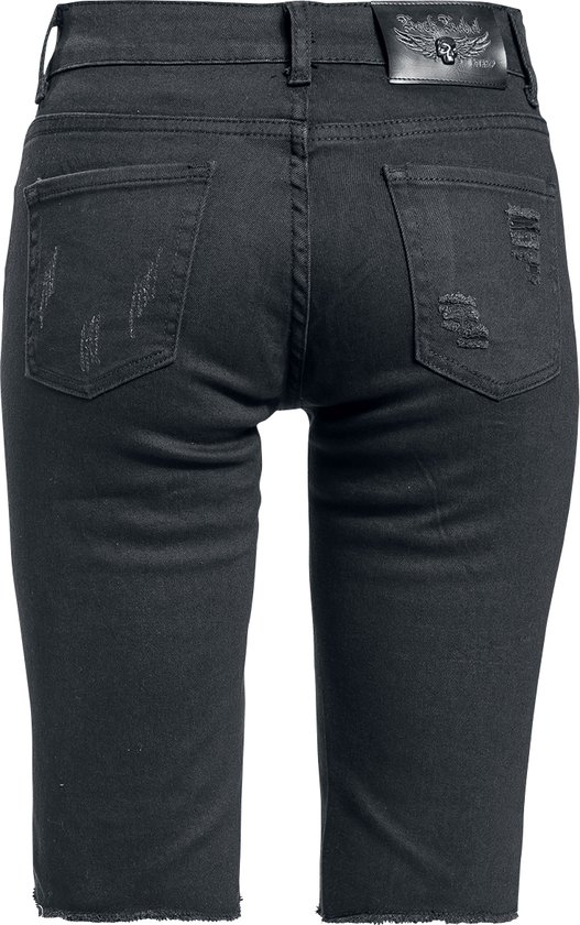 Achterkant van een vrouw in zwarte denim bermudashorts met rafelige zoom.