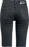 Achterkant van een vrouw in zwarte denim bermudashorts met rafelige zoom.