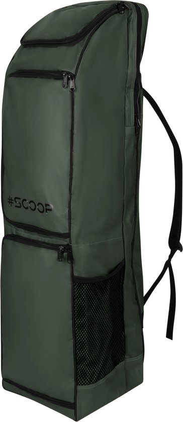 Zijaanzicht van een groene hockey sticktas met #SCOOP logo, ritsvakken en netvak.