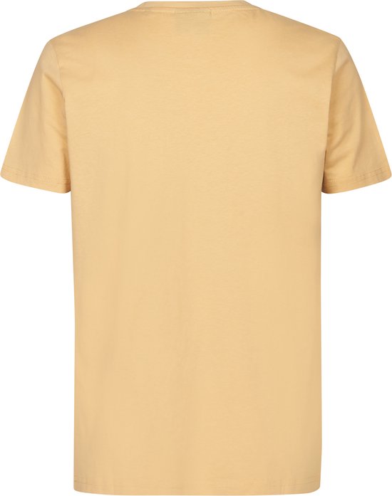 Achterkant van een effen donkergeel T-shirt.