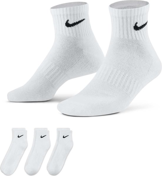 Twee witte Nike enkelsokken met zwart Nike logo, en een miniatuurweergave van drie sokken.