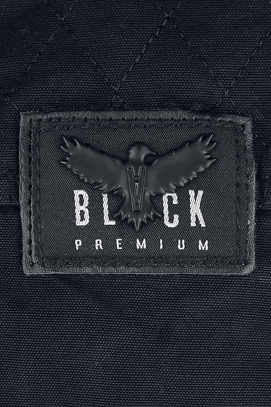Detail van een zwart label op een jas met de tekst 'B L CK PREMIUM' en een vogelafbeelding.