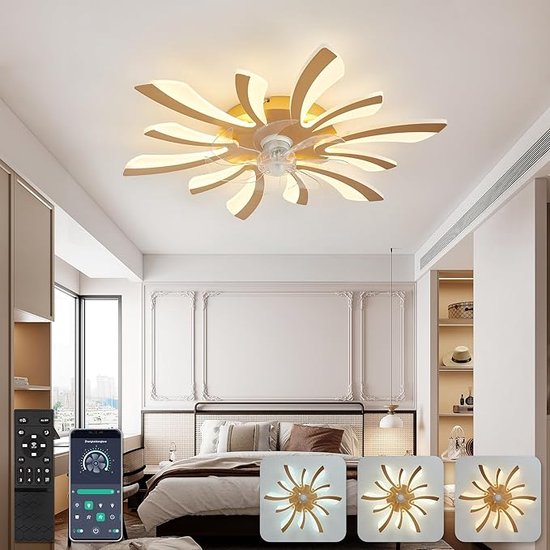 Een moderne plafondventilator met goudkleurige bladen en geïntegreerde LED-verlichting, gemonteerd in een slaapkamer. Een afstandsbediening en smartphone met bedieningsapp liggen ernaast.