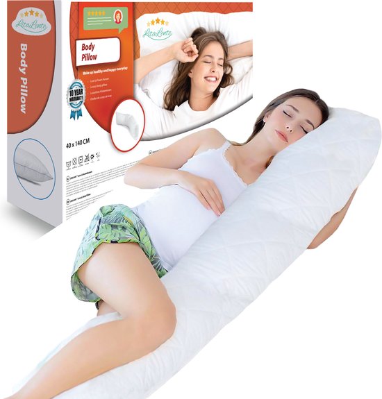 Zwangere vrouw slaapt met een lang wit, gestikt lichaamskussen. Verpakking toont een lachende vrouw en productdetails.