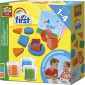 SES Creative - My First - Klei met uitsteekvormen - Klei vormpjes - 3 kleuren Klei - inclusief voorbeeldkaarten - glutenvrij - makkelijk uitwasbaar – vanaf 1 jaar