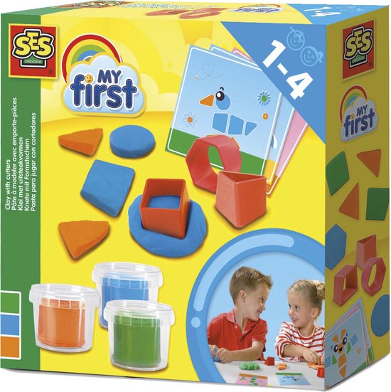 SES Creative - My First - Klei met uitsteekvormen - Klei vormpjes - 3 kleuren Klei - inclusief voorbeeldkaarten - glutenvrij - makkelijk uitwasbaar – vanaf 1 jaar