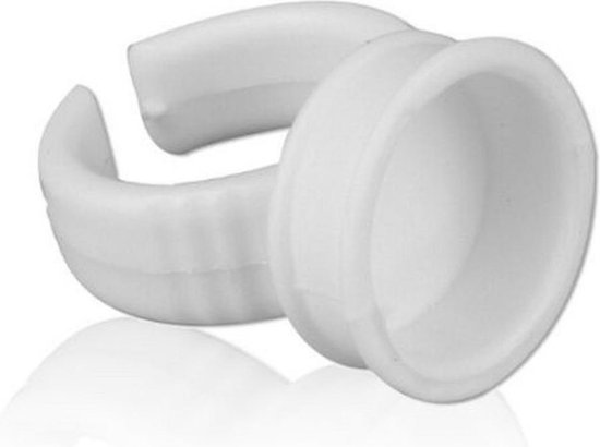 Twee witte wimperlijmringen met een platte houder aan de ene kant en een ring aan de andere kant.