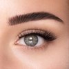 Close-up van een blauwgroen oog met lange, volle zwarte nepwimpers.