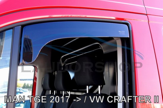 Donker getinte windgeleiders met logo, passend op een rode MAN TGE of VW Crafter vanaf 2017.