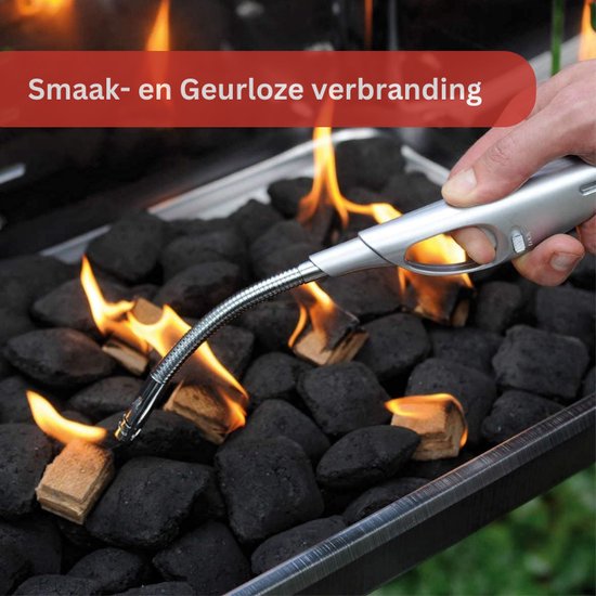 Een aanmaakblokje wordt aangestoken met een gasaansteker in een barbecue met houtskool. Tekst: 'Smaak- en Geurloze verbranding'.