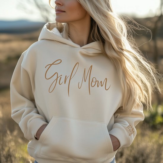 Foto: Dames hoodie girlmom met kindernaam of kindernamen op de mouw maat xl