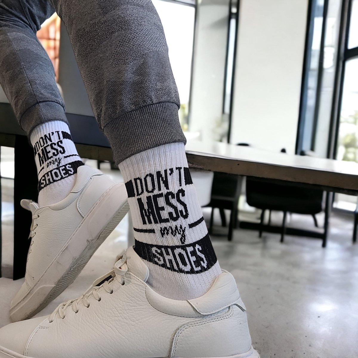 Verjaardags cadeau - Don't Mess My Shoes Sokken - vrolijke sokken - witte sokken - tennis sokken - sport sokken - valentijns cadeau - sokken met tekst - grappige sokken - leuke dames heren sokken - moederdag - vaderdag - Socks waar je Happy van wordt